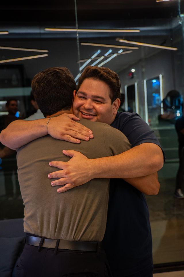 Thaygo Balbino abraça um convidado
