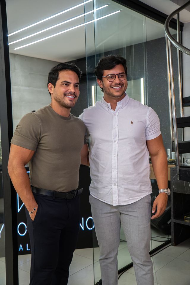Thaygo Balbino com um convidado de camisa branca