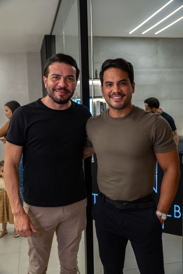 Thaygo Balbino com um convidado de camiseta preta