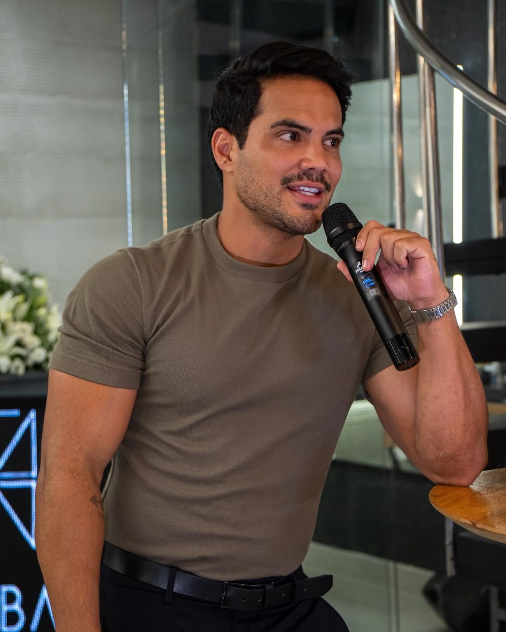 Thaygo Balbino falando ao microfone em um evento